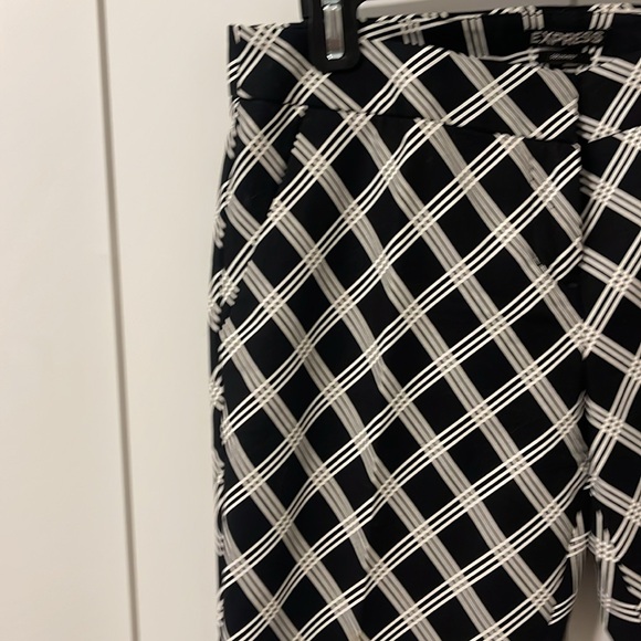 Like NEW!!! EXPRESS Columnist Fitted Ankle Pants. Black white print. Size 6 - Picture 3 of 5